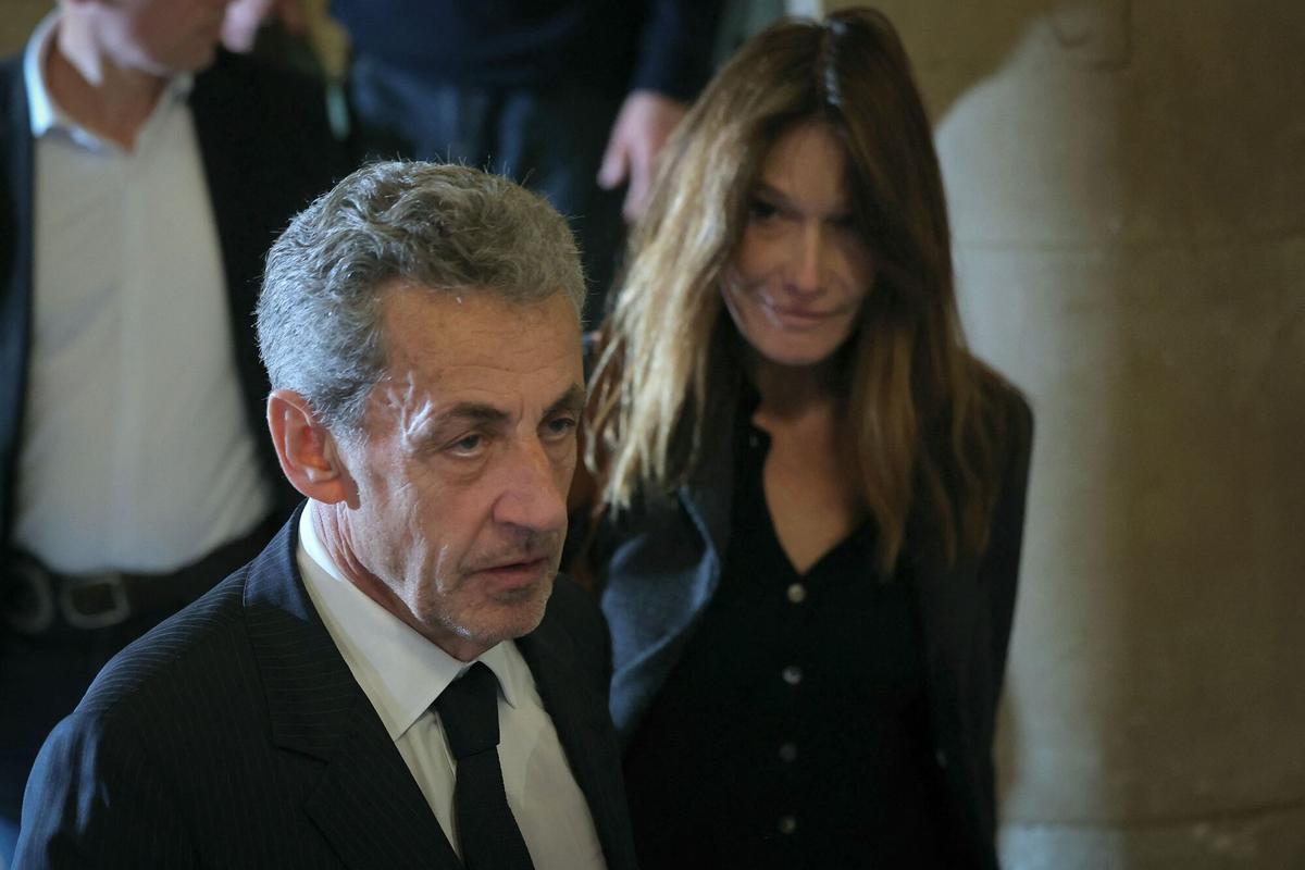 El expresidente francés Nicolas Sarkozy y su esposa, Carla Bruni-Sarkozy, abandonan la sala del tribunal tras una suspensión de la vista en el juicio de apelación por los cargos que le imputan de haber solicitado financiación libia para su campaña electoral de 2007.