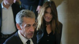 El expresidente francés Nicolas Sarkozy y su esposa, Carla Bruni-Sarkozy, abandonan la sala del tribunal tras una suspensión de la vista en el juicio de apelación por los cargos que le imputan de haber solicitado financiación libia para su campaña electoral de 2007.