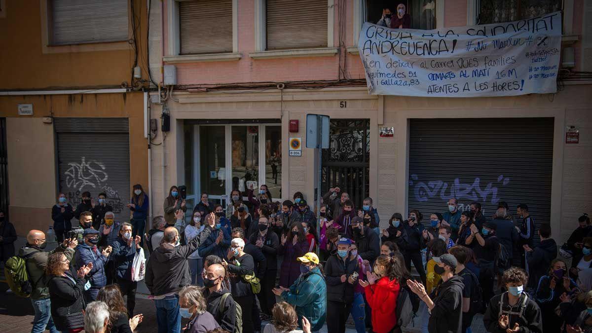 Movilización vecinal para parar un desahucio en Sant Andreu, el pasado mes de marzo.