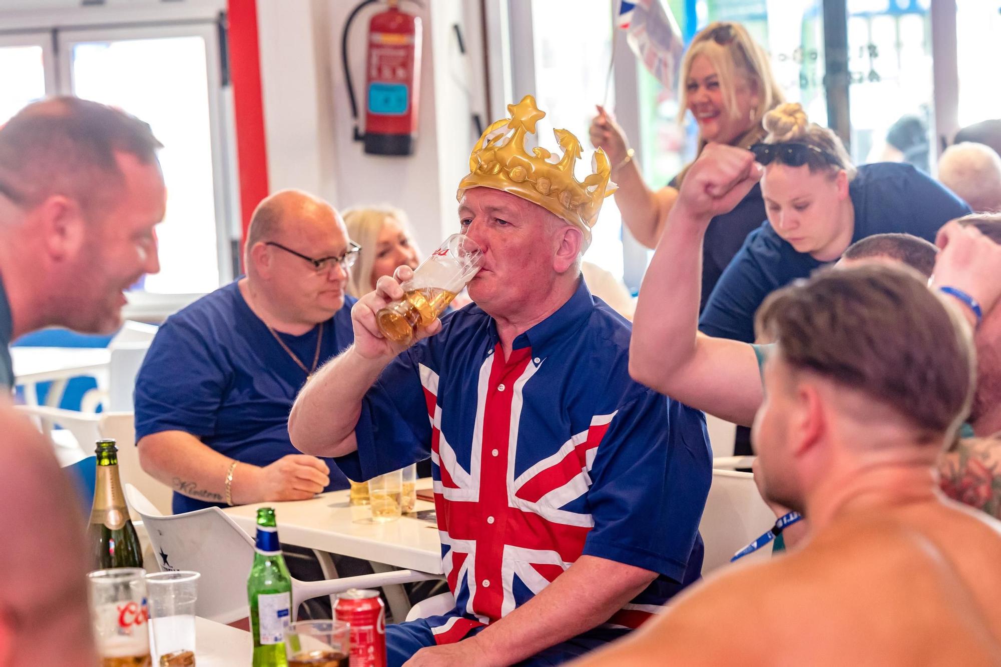 Las calles y terrazas de Benidorm llenas para celebrar la coronación de Carlos III