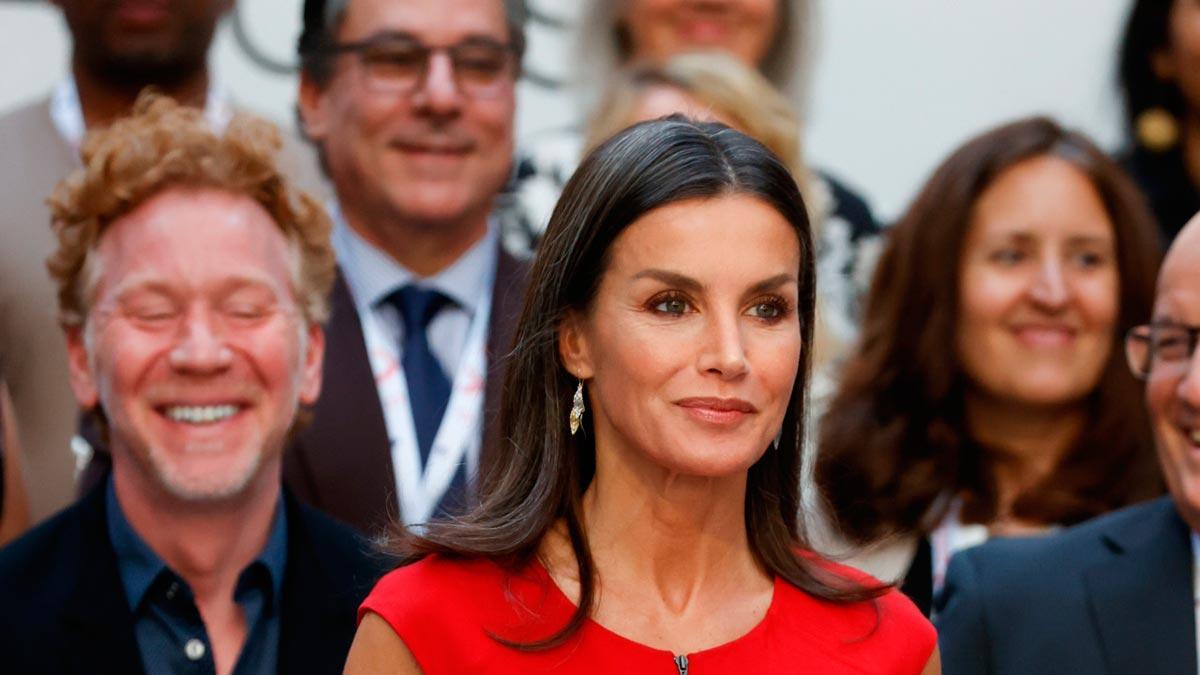 La reina Letizia elige su vestido rojo con cremallera de Carolina Herrera para su defensa del cine español