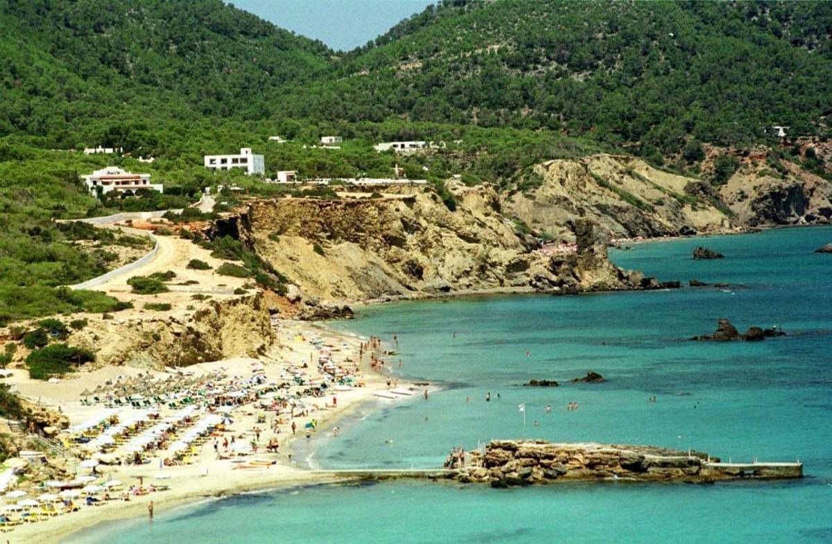 Racó de ses Dones. La mejor para disfrutar de cierta tranquilidad. Se trata de una escondida ensenada situada al otro extremo de la playa de es Figueral.
