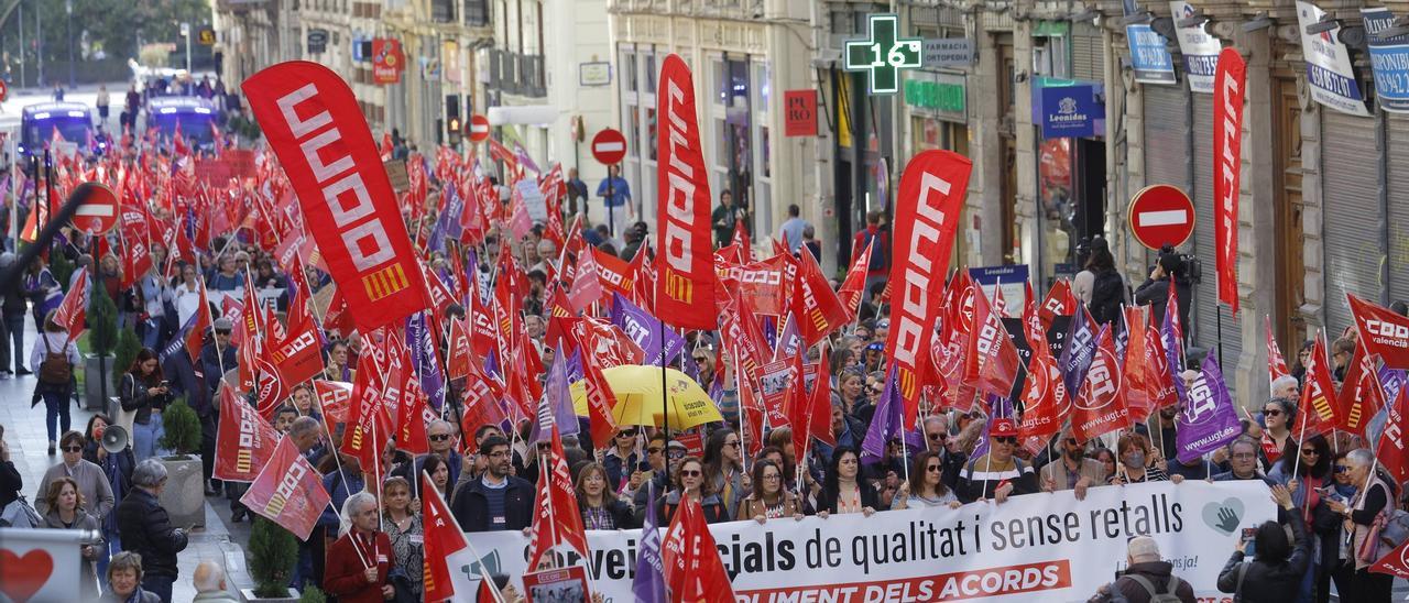 Valencia. Manifestación por los servicios sociales . Convocada por los dos sindicatos mayoritarios CCOO y UGT . Contra los recortes en política social . VLC