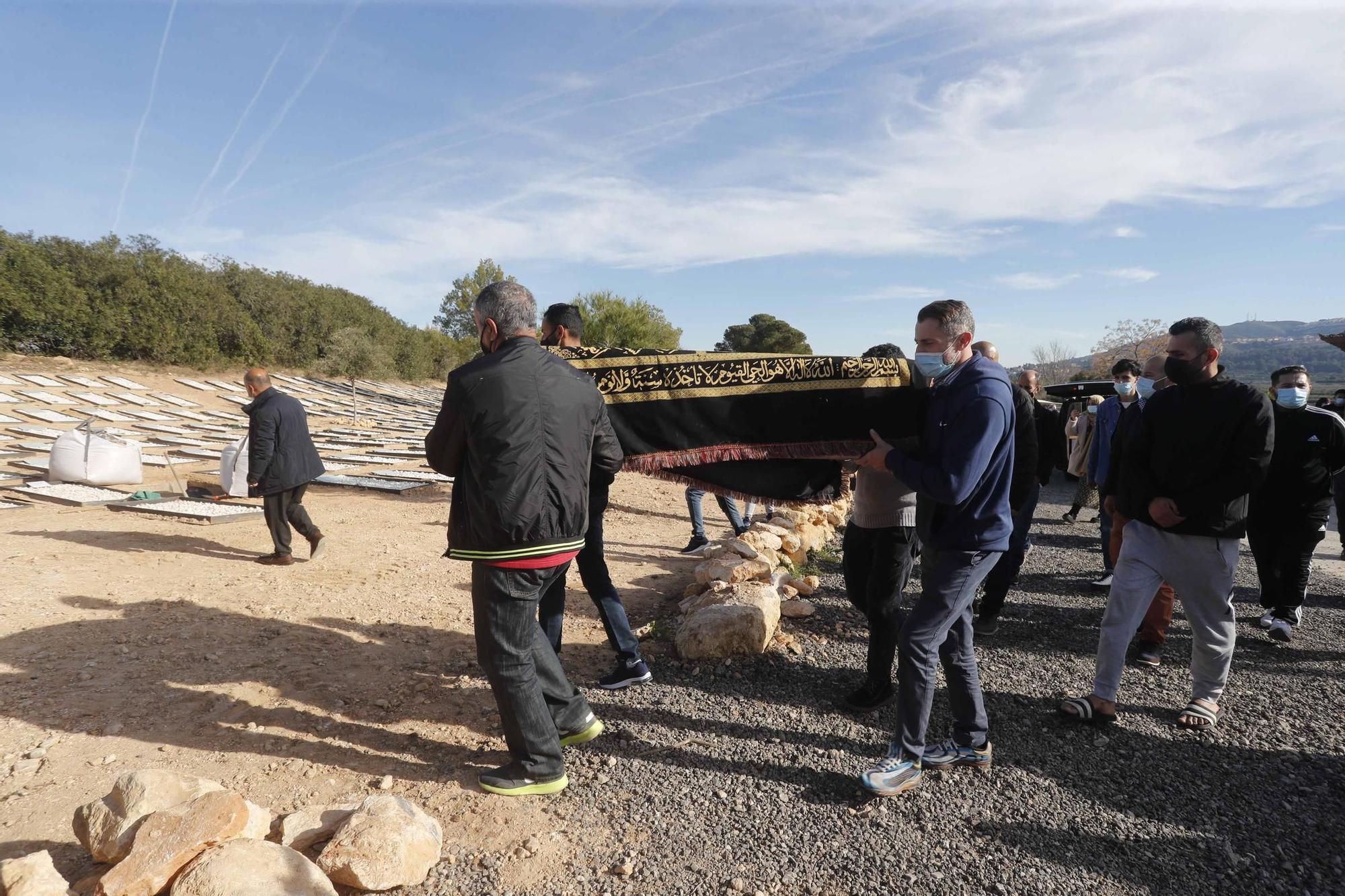 Entierro de Wafaa Sebbah en el cementerio Jardín Muslmán de València