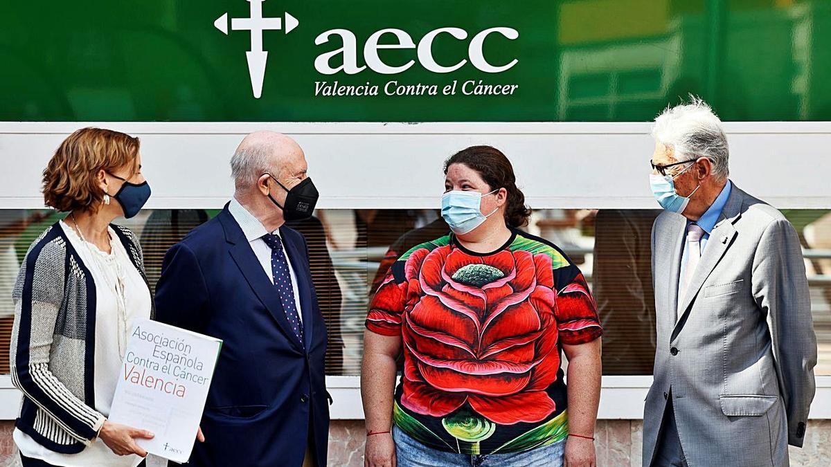 Miembros de la AECC, junto a Marisa, una paciente de cáncer diagnosticada en plena pandemia. | EFE/BIEL ALIÑO