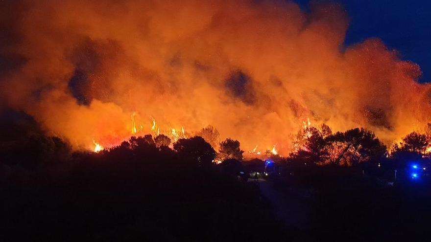 El abogado encarcelado por provocar nueve incendios en Valencia alega que se acercó al ver el fuego