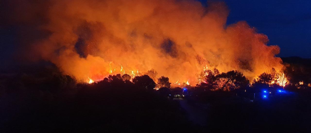 Llamas en uno de los incendios registrados en octubre en Valencia.