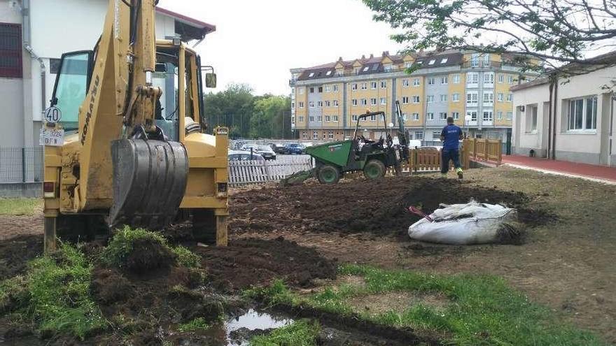 Obras en el patio de la escuela infantil Flora Ramos, en Sada.