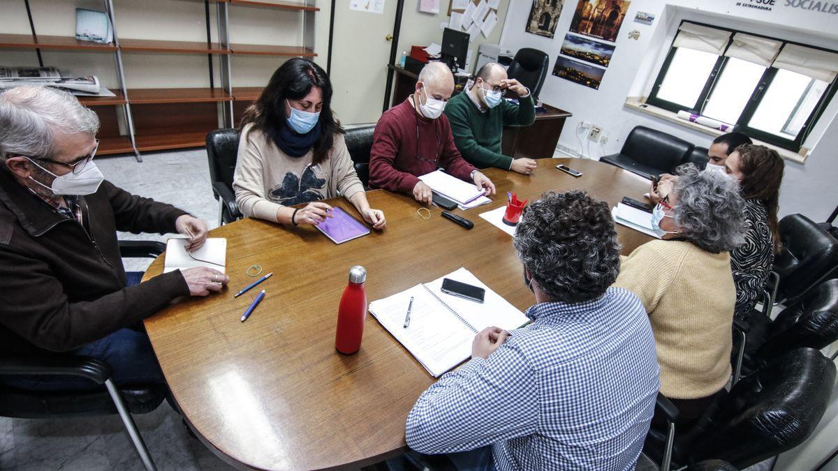 Representantes del PSOE y Podemos, en la primera reunión que se celebró la pasada semana.