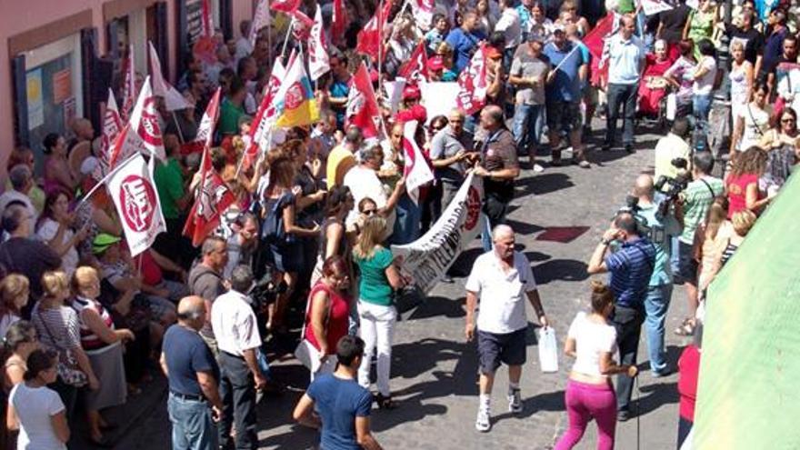 Concentración de trabajadores del Ayuntamiento de Gáldar frente a los oficinas municipales, ayer. i PACO LUIS MATEOS