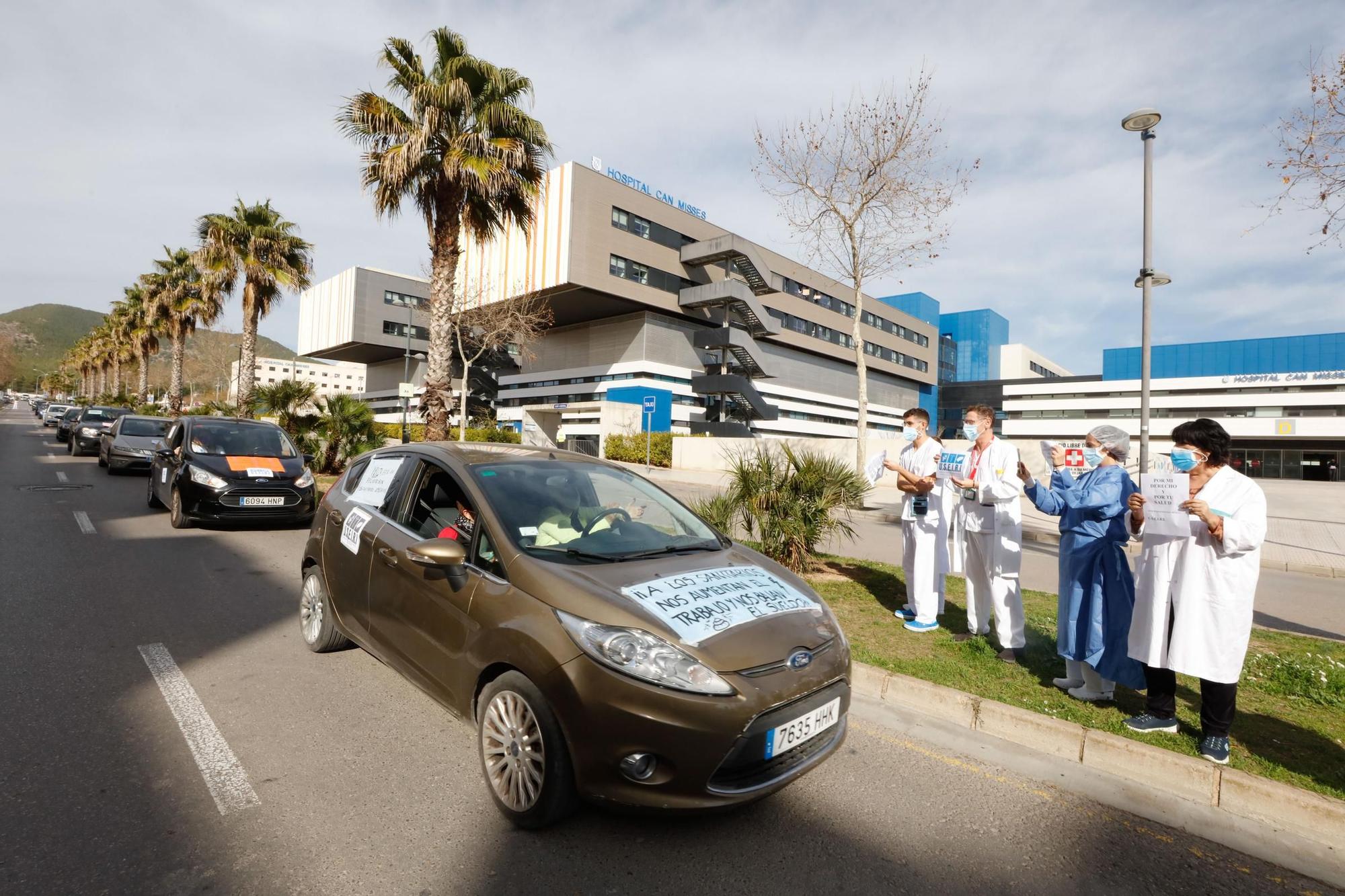 Una caravana reclama en las calles de Ibiza mejoras salariales para los sanitarios