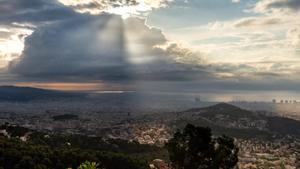 Nubes frente a la costa de Barcelona.