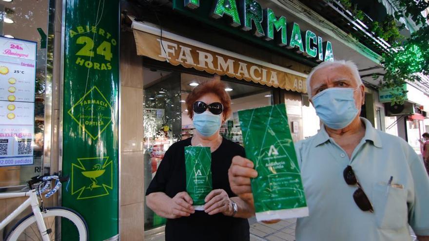 Cada mayor de 65 años y pensionista puede recoger desde hoy en las farmacias tres mascarillas