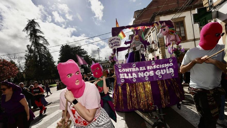 La Asociación Moza de Asturies defiende a la "Santina queer" como símbolo de inclusión: "Seguirá saliendo allá donde se requiera para las reivindicaciones justas"