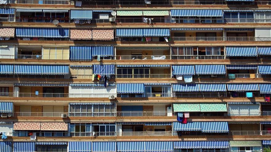 Los expertos coinciden en la importancia del color de los toldos: "Los tonos oscuros absorben más energía solar..."