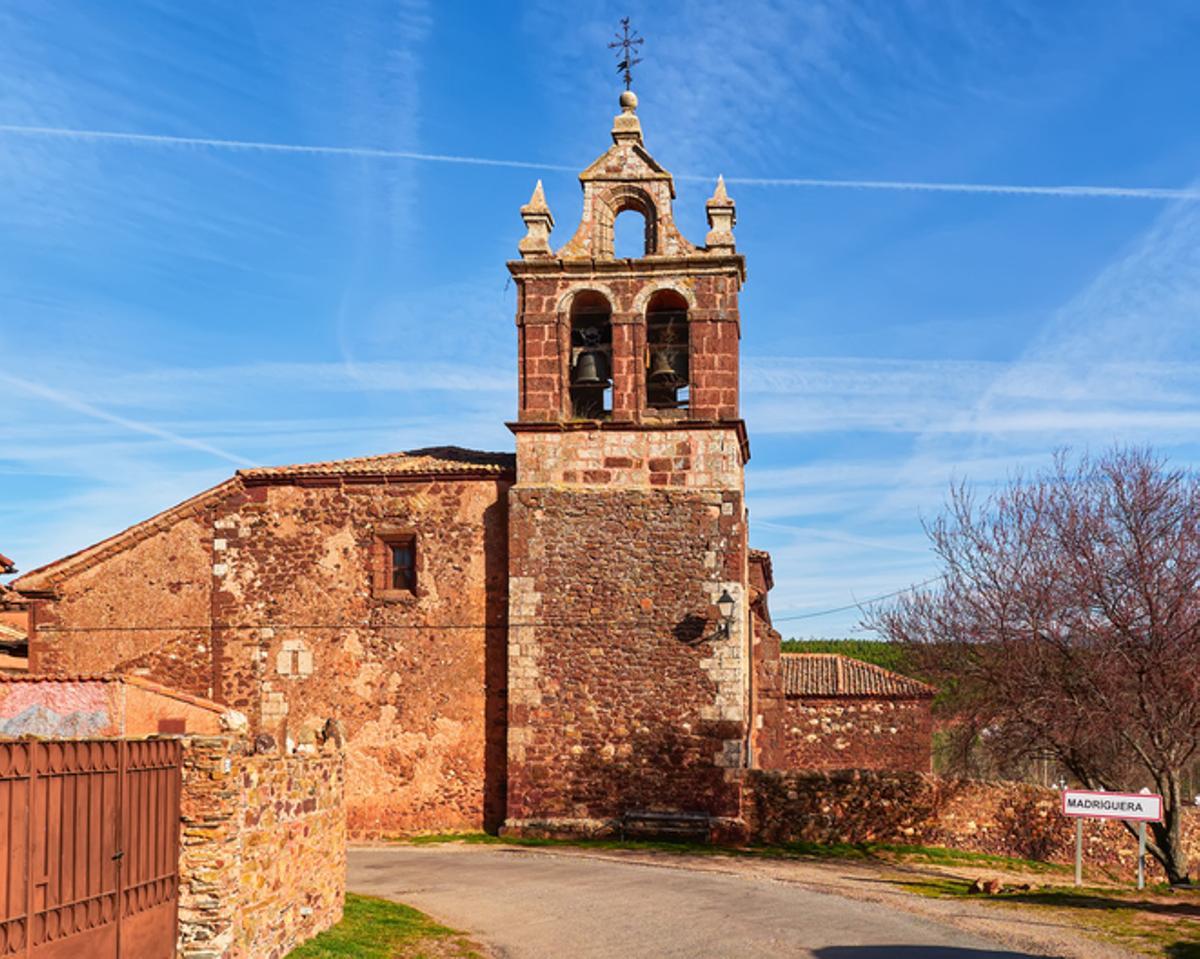 Bienvenidos a Madriguera, pueblo rojo de Segovia.