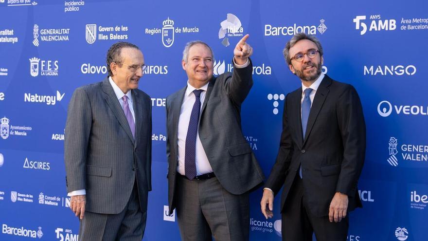 Der Industrieminister besucht die Arbeitgebervereinigung der Keramikbranche in Castellón in einer Zeit der Unsicherheit