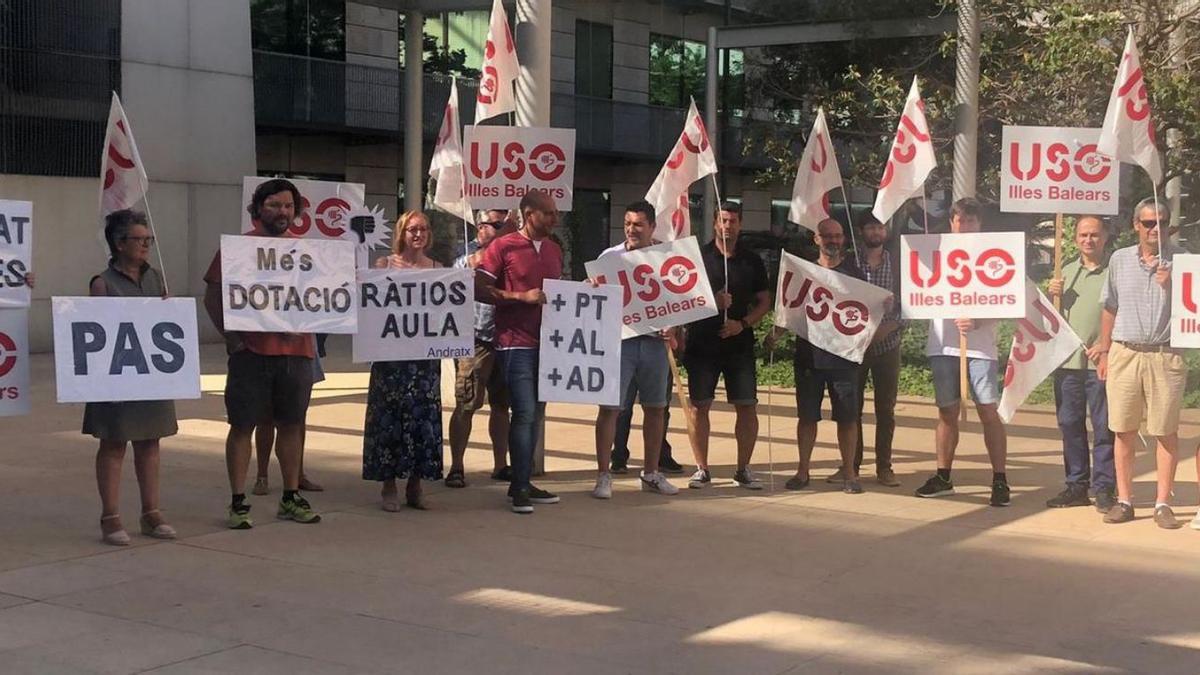 Protesta de USO ante la Conselleria de Educación