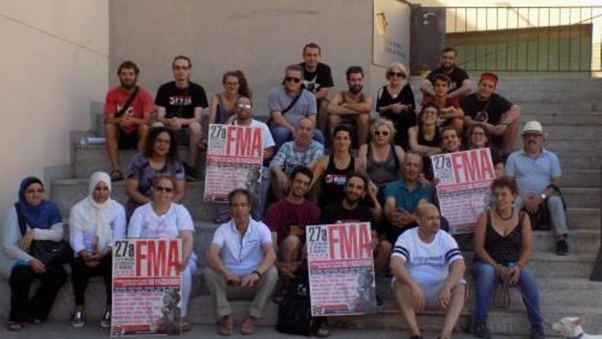 Imatge de les diferents persones que integren els col·lectius que fan possible la Festa Major Alternativa de Manresa, ahir a Puigmercadal