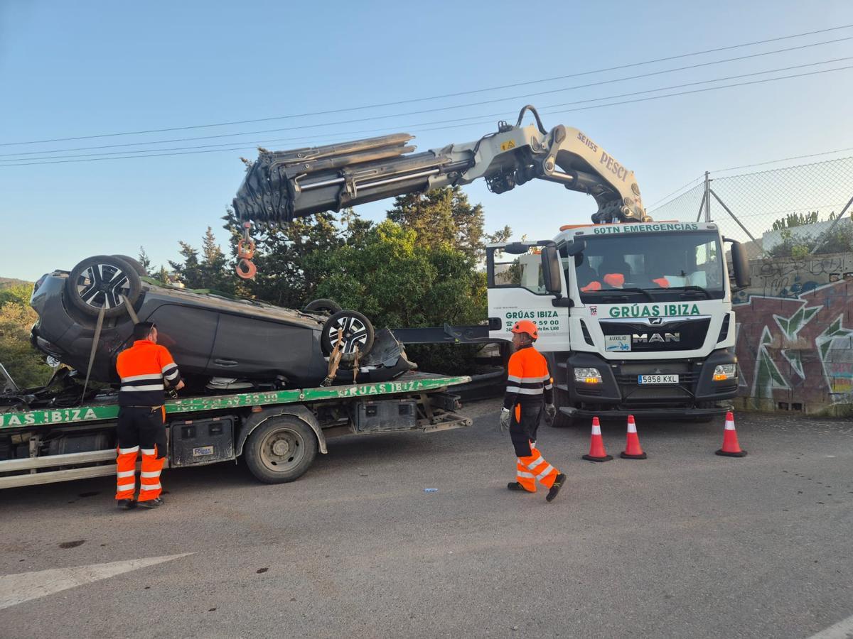 Un coche se sale de la vía en la carretera de Comte en Ibiza