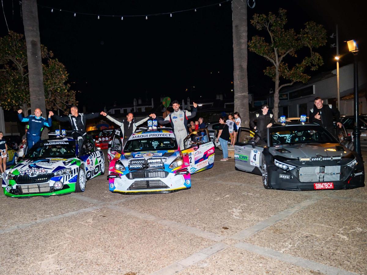 Los integrantes del podio, junto a sus respectivos coches.