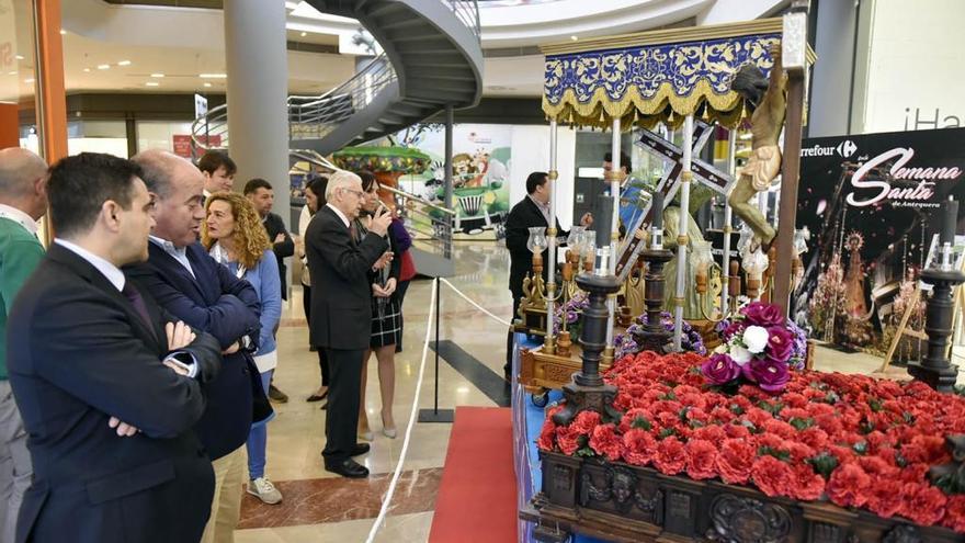 El alcalde de Antequera, Manuel Barón, visita la exposición de tronos chicos en el Centro Comercia La Verónica.