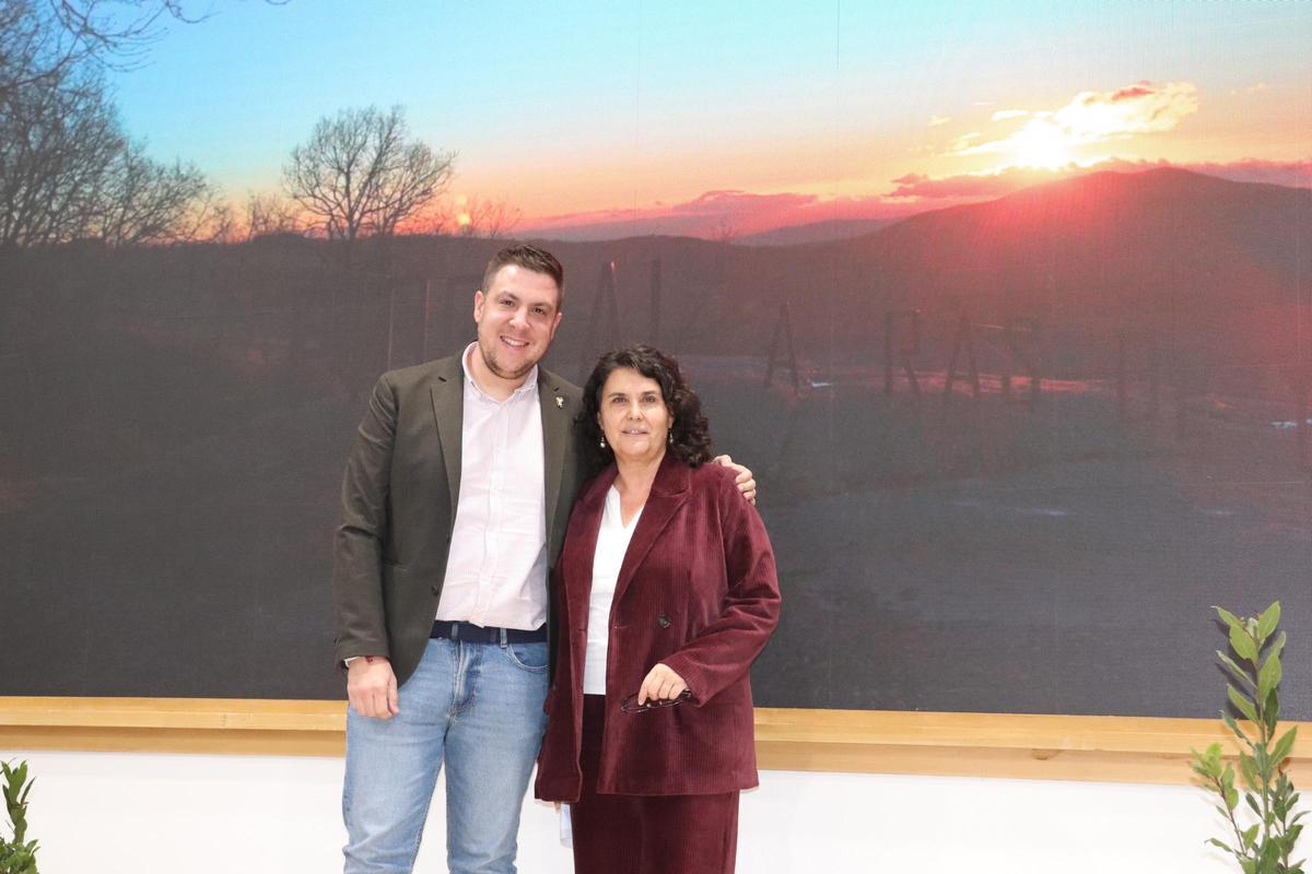 El alcalde de Piornal, Javier Prieto, y la presidenta de Soprodevaje,Felisa Cepeda.