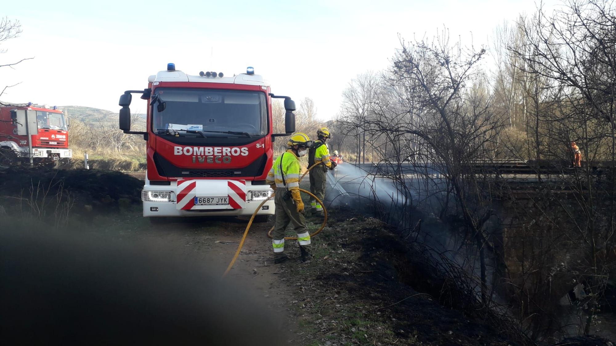 Un camión cargado de harina cae de un puente en Castielfabib y provoca un gran estruendo