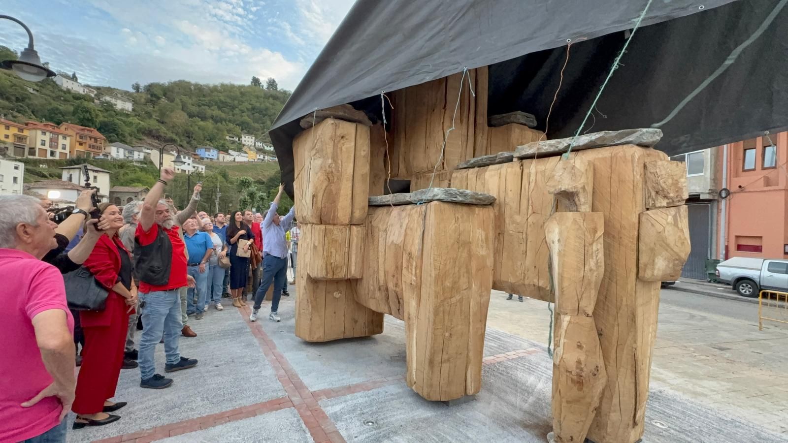 Cangas del Narcea ya tiene su monumento tributo al ganadero