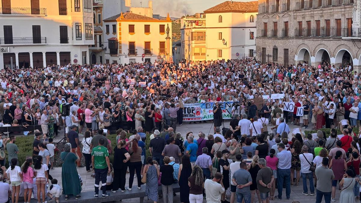 Concentración a las puertas del Ayuntamiento de Baena contra la planta de biogás.