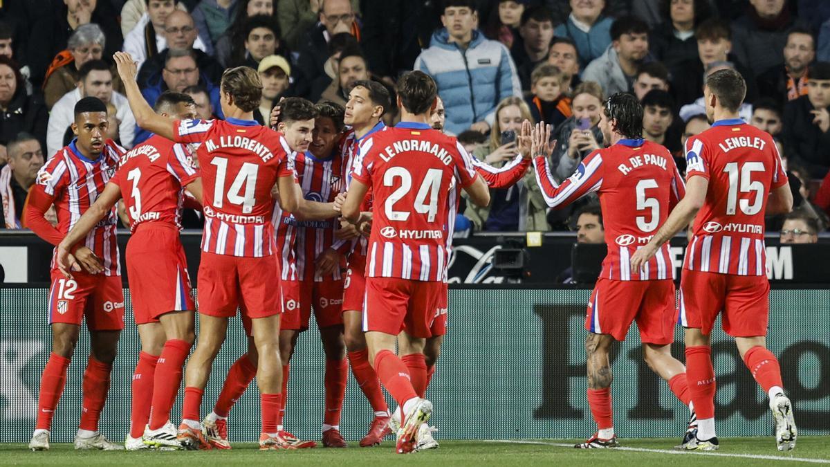 Los jugadores del Atlético celebran su primer gol en Mestalla contra el Valencia.