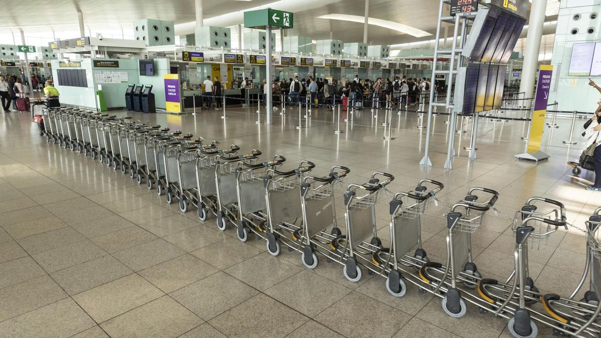 Zona de salidas de la terminal 1 del aeropuerto de Barcelona, en El Prat de Llobregat Foto de Ferran Nadeu