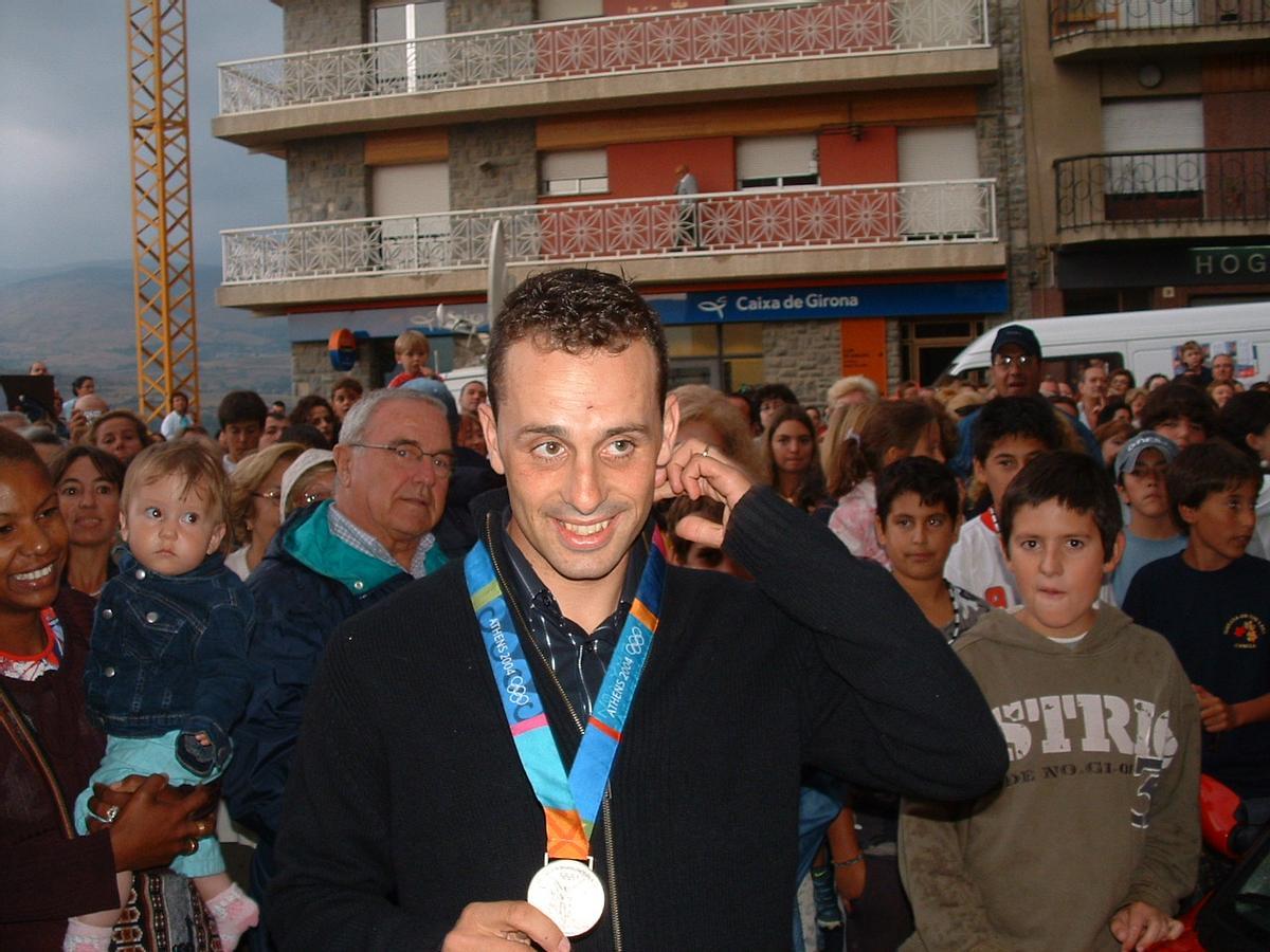 Hermida amb la medalla olímpica a Puigcerdà el 2004