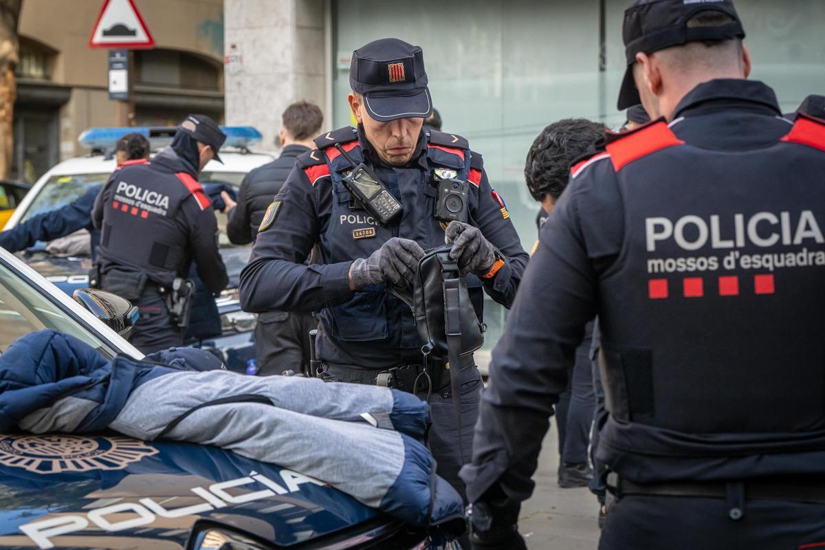 Mossos d’Esquadra durante un registro en Badalona. Foto de archivo