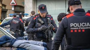 Mossos d’Esquadra durante un registro en Badalona. Foto de archivo