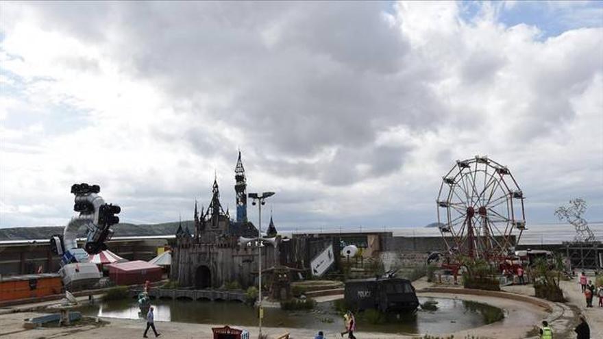 Banksy inaugura &#039;Dismaland&#039;, un parque para &quot;anarquistas principiantes&quot;