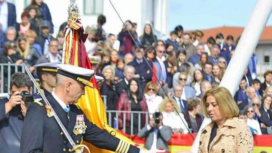 Uno de los ciudadanos jura la bandera. // S.A.