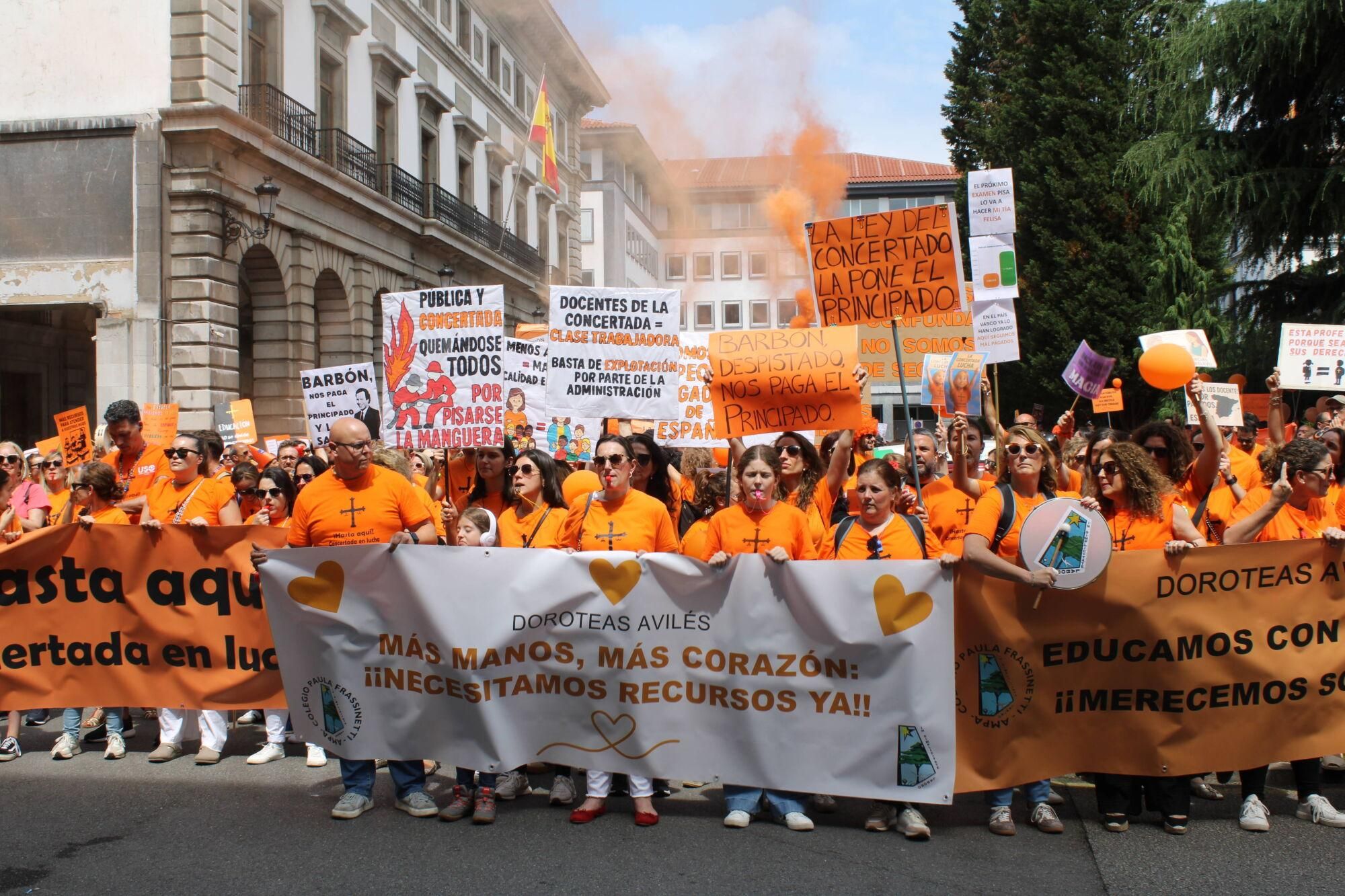 Así fue la multitudinaria marcha naranja de la concertada en Asturias