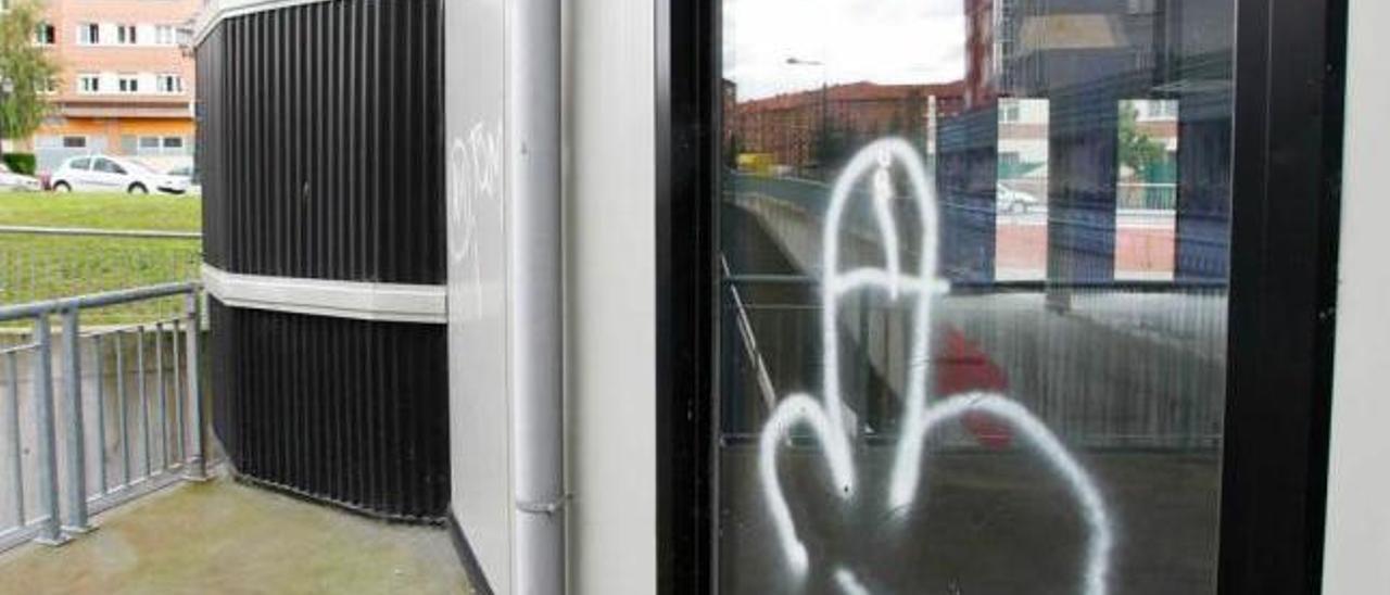 Una de las pintadas que hay en el mercado de abastos de La Corredoria, cerrado en la actualidad.