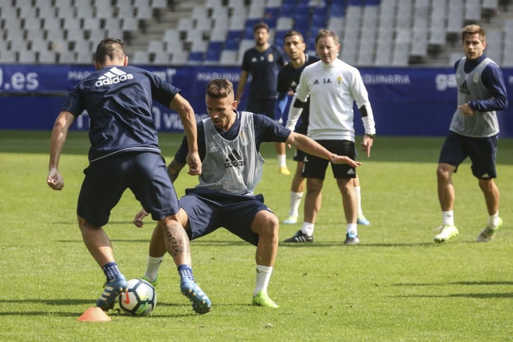 2.500 aficionados del Oviedo apoyan al equipo antes del derbi