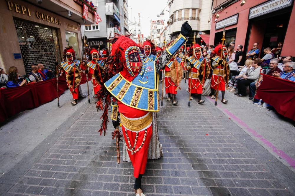 El bando de la media luna ofreció un majestuoso espectáculo en el segundo gran desfile de los Moros y Cristianos de la ciudad