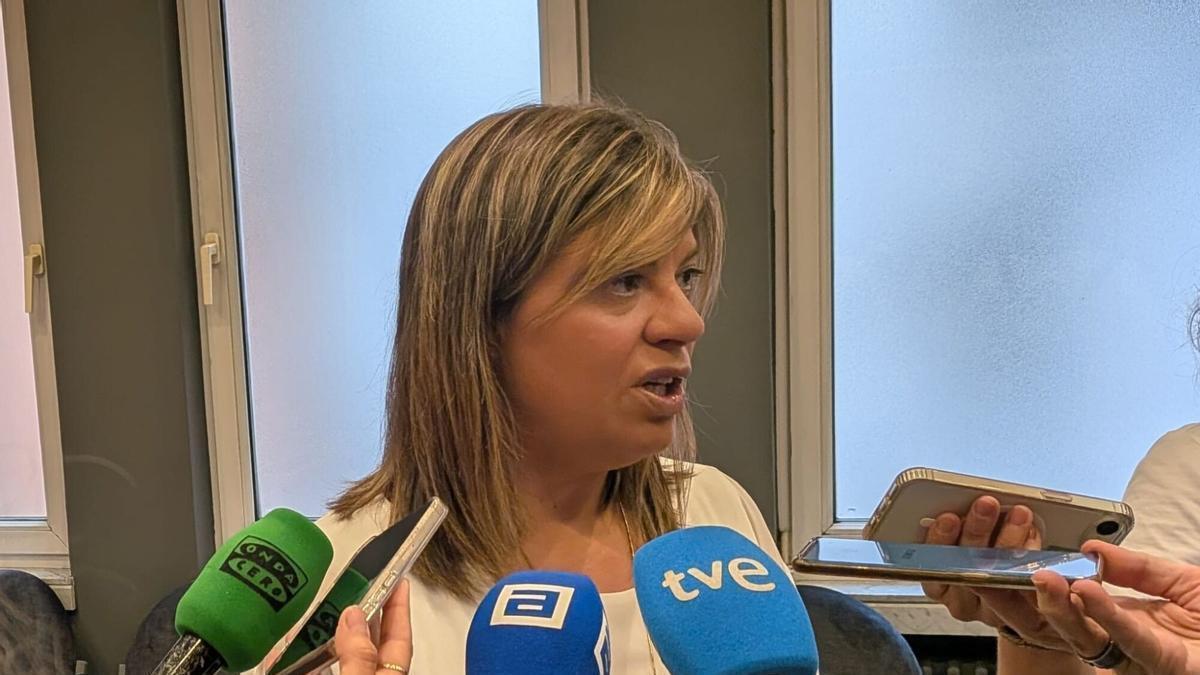 Gimena Llamedo atienden a los medios de comunicación.