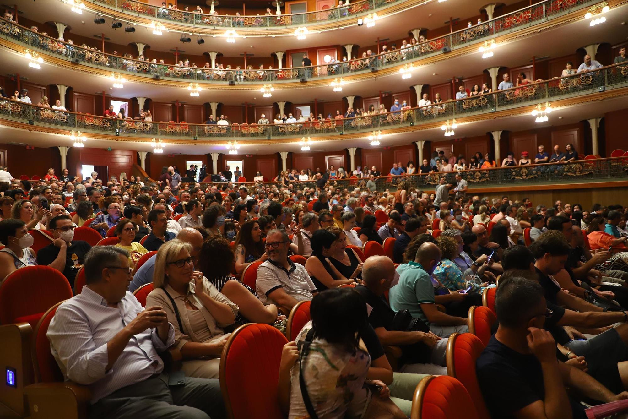 Juan Perro derrocha "Libertad" y emociones en el Gran Teatro de Córdoba