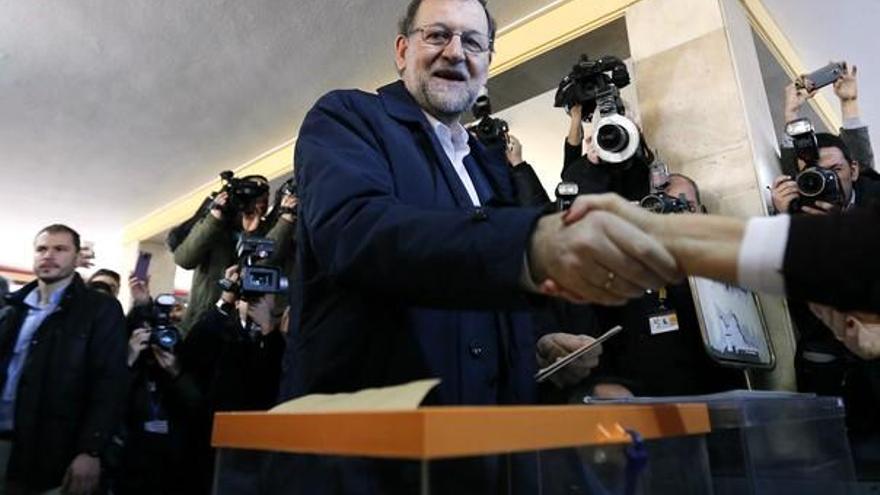 Rajoy vota y asegura que ve &quot;reconfortante&quot; la elevada participación