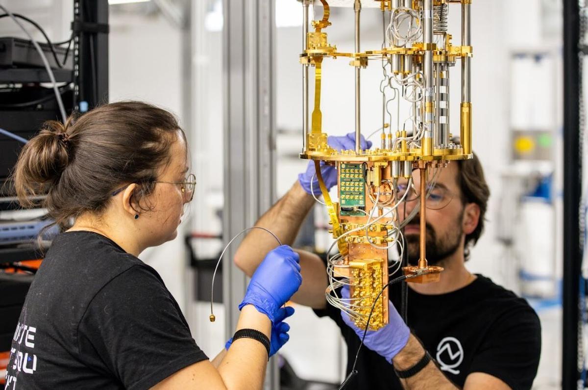 Dos ingenieros en un centro de datos cuántico.