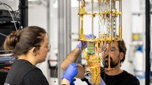 Dos ingenieros en un centro de datos cuántico.