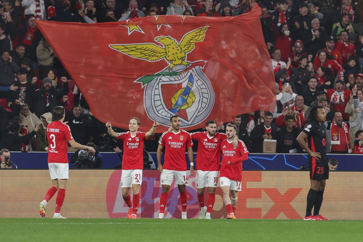 Lisbon (Portugal), 21/01/2025.- Benfica`s Pavlidis (C) celebrates a goal against Barcelona during their UEFA Champions League soccer match held at Luz Stadium in Lisbon, Portugal, 21 January 2025. (Liga de Campeones, Lisboa) EFE/EPA/MIGUEL A. LOPES