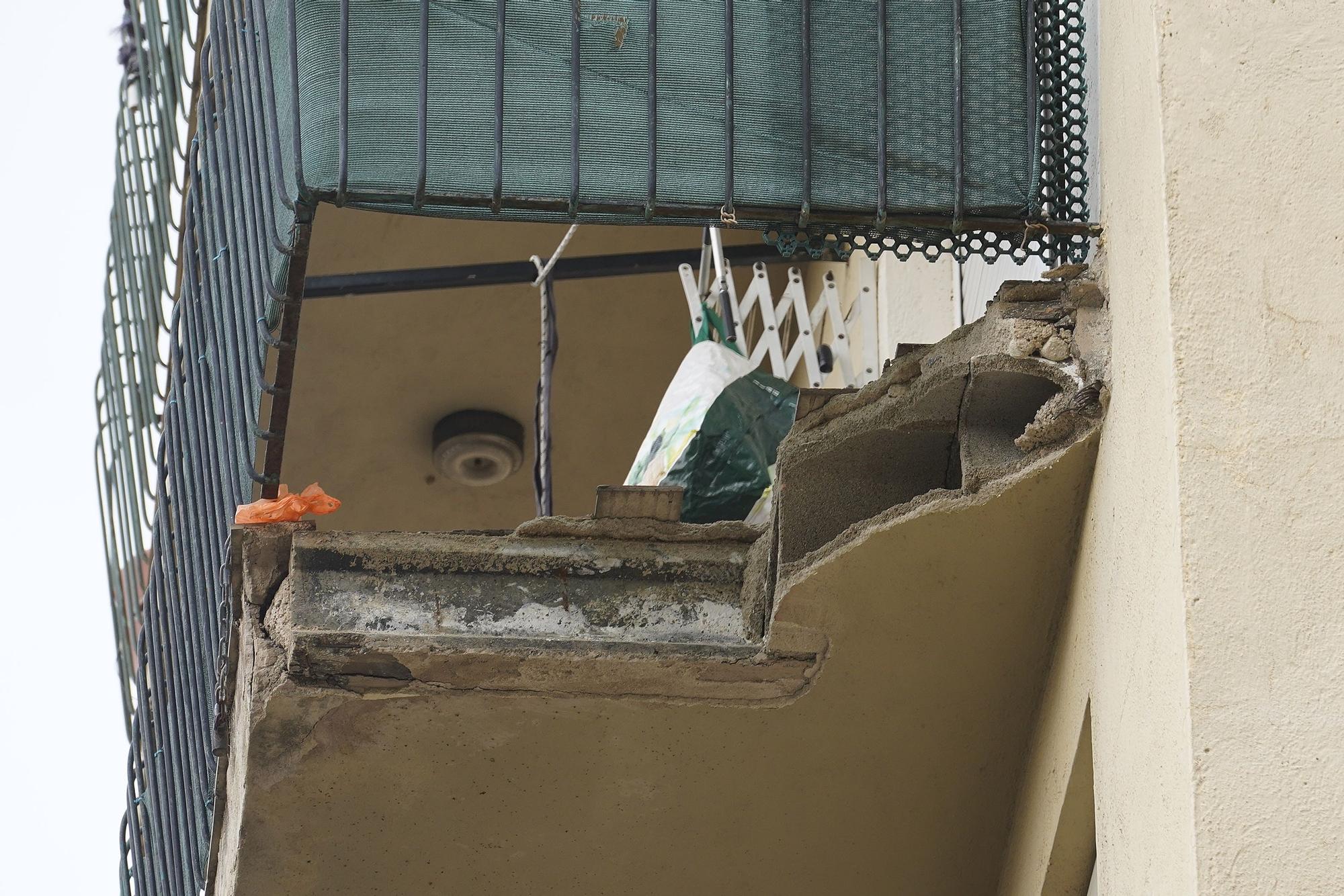 Es desprenen parts de dos balcons d'un bloc de pisos de Salt