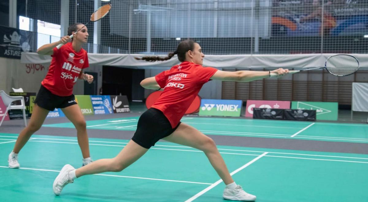 Por la Izquierda, Claudia Leal y Jana Villanueva, durante un partido con el Astures. | JANA VILLANUEVA