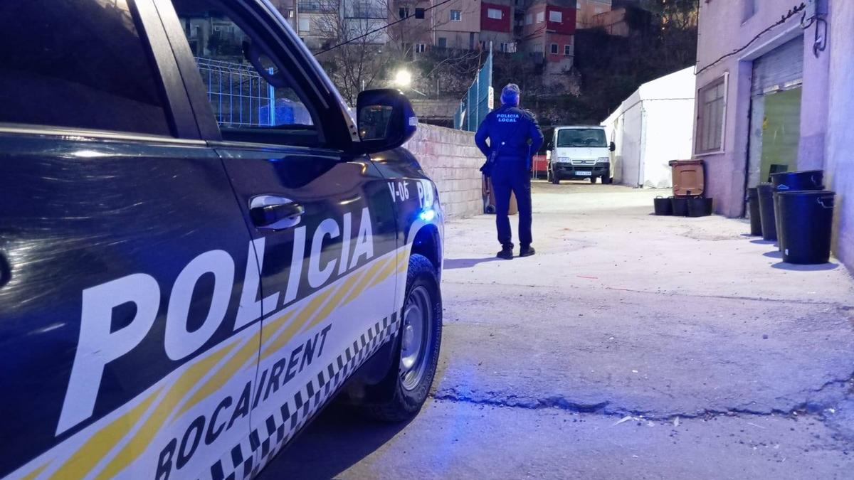 Imagen de archivo de un agente de la Policlía Local de Bocairent durante un servicio nocturno.